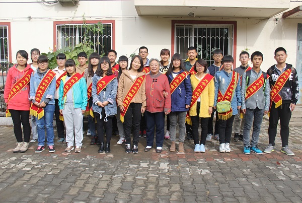 合影留念 生科院 胡梦佳 摄