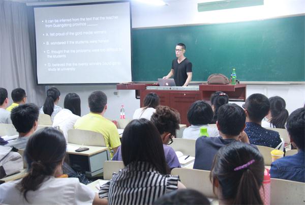 梁老师讲解四六级应对方式 生科院 吕华阳 摄