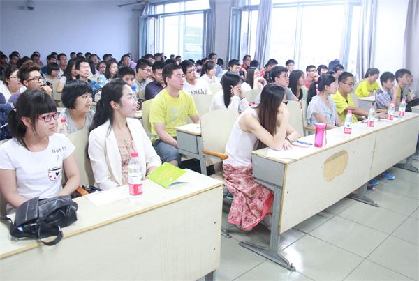 同学们认真倾听讲座 生科院 吕华阳 摄